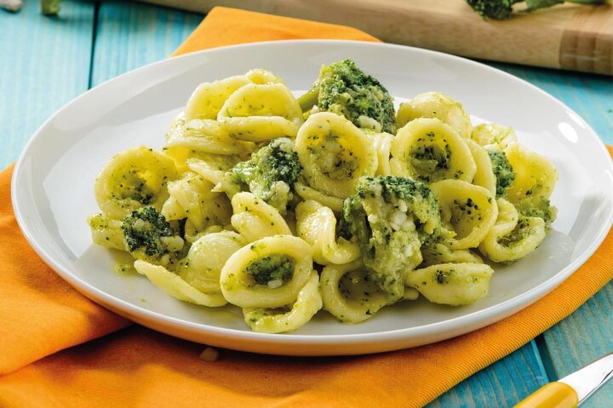 un plat de pasta amb bròquil a la taula