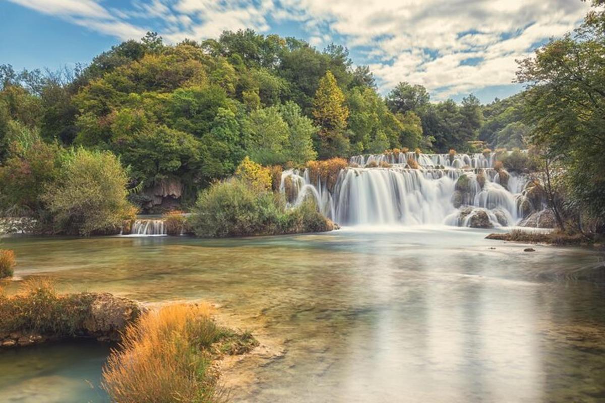 uma cachoeira no meio de um rio