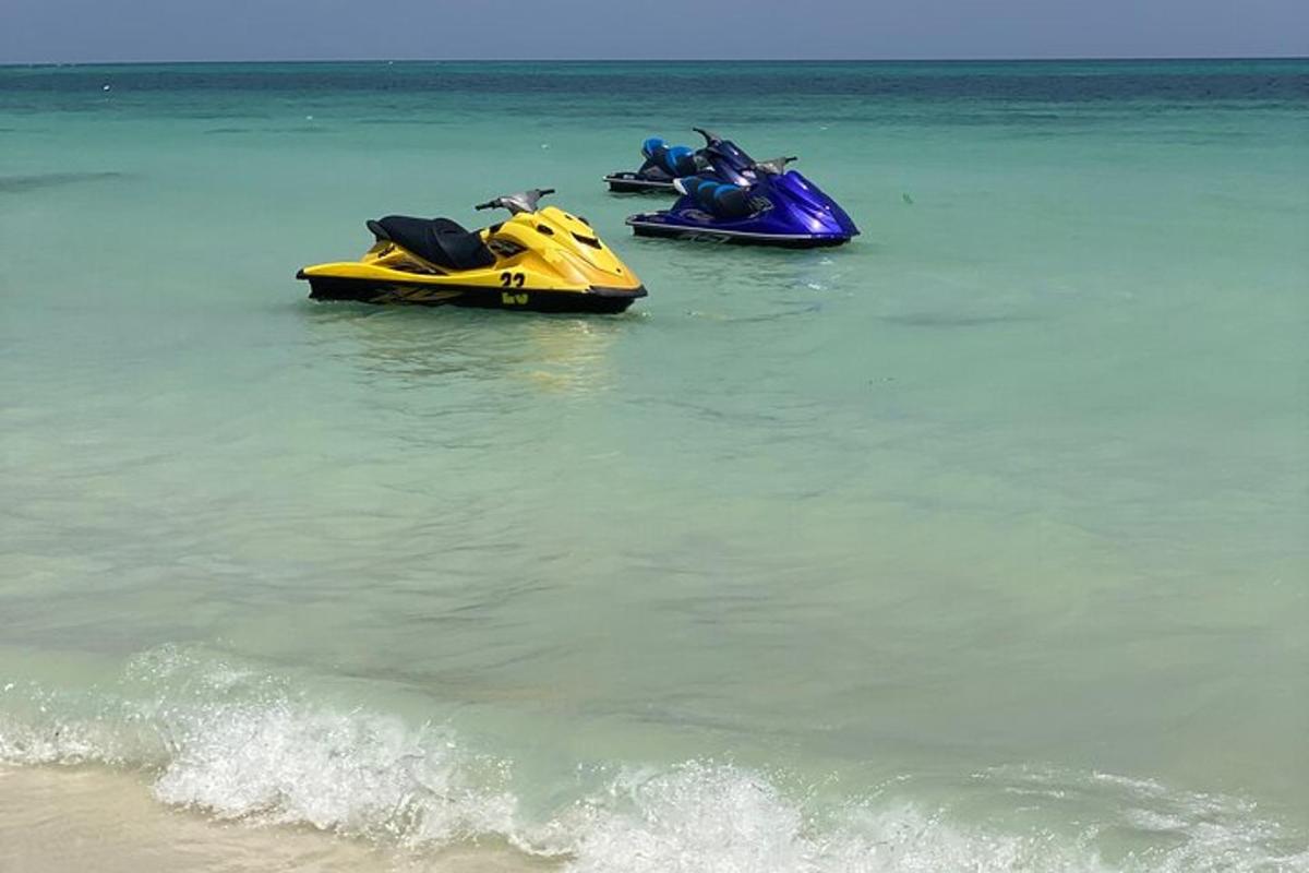 dues motos aquàtiques a l'aigua a la platja
