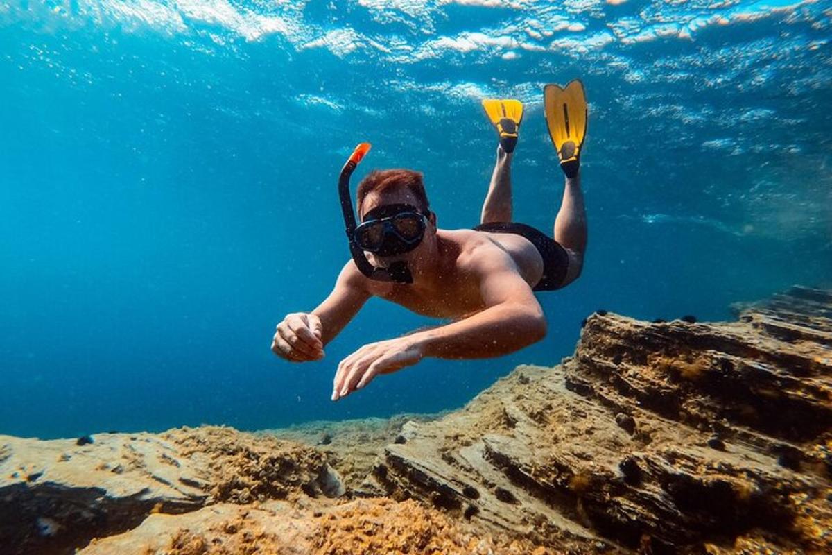 海の水に浮かんでいる男性