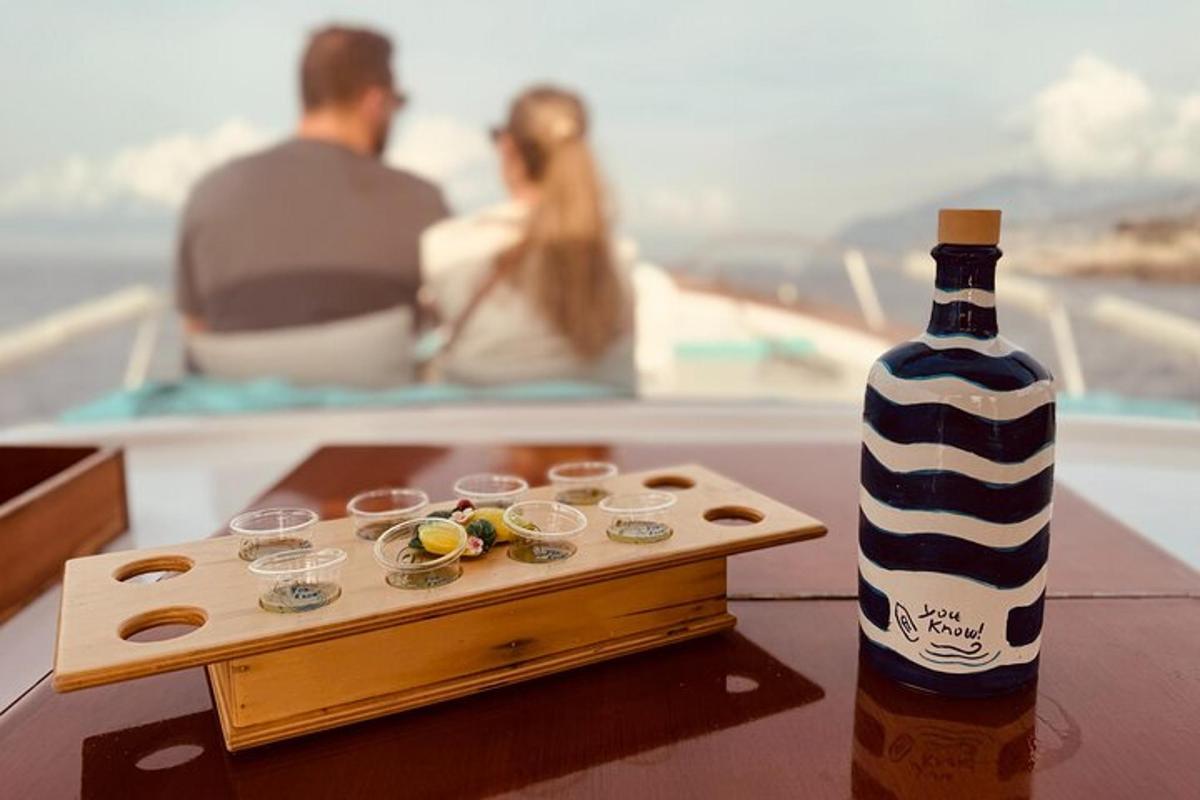 Ένα μπουκάλι αλκοόλ σε ένα τραπέζι δίπλα σε ένα ποτό