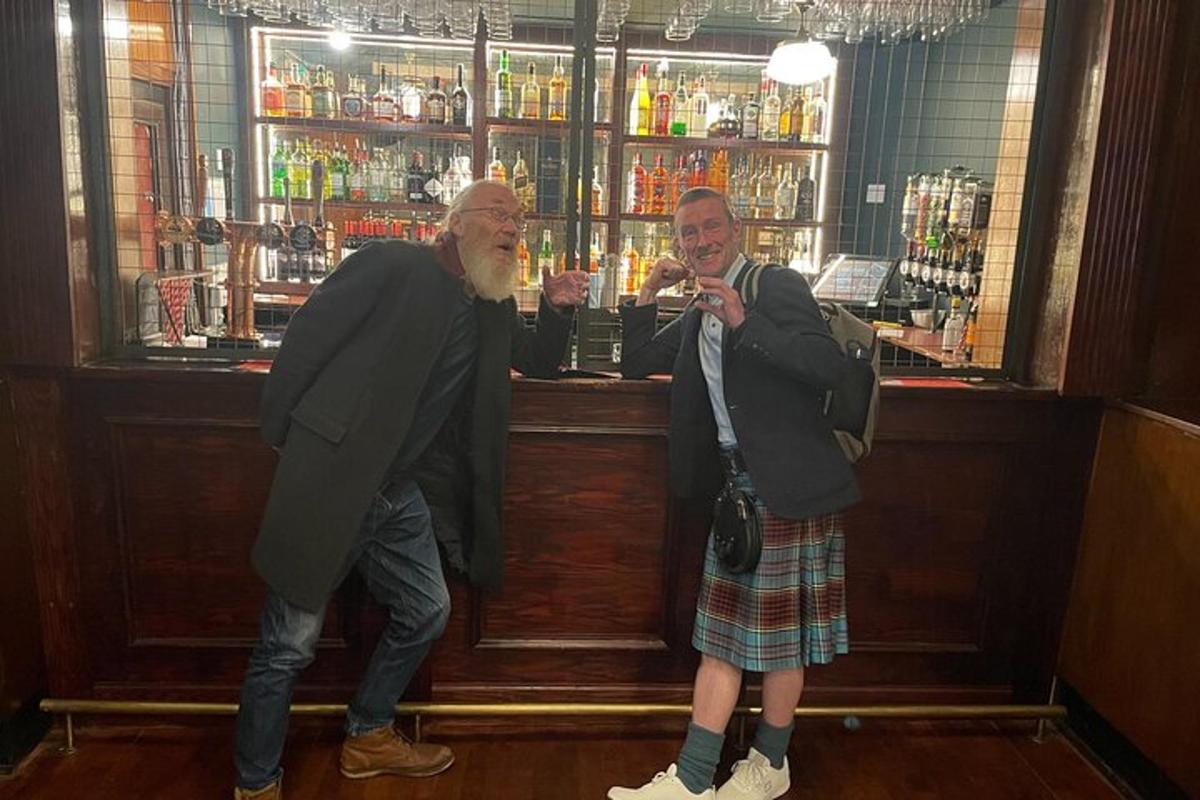 karl og kona standa við bar