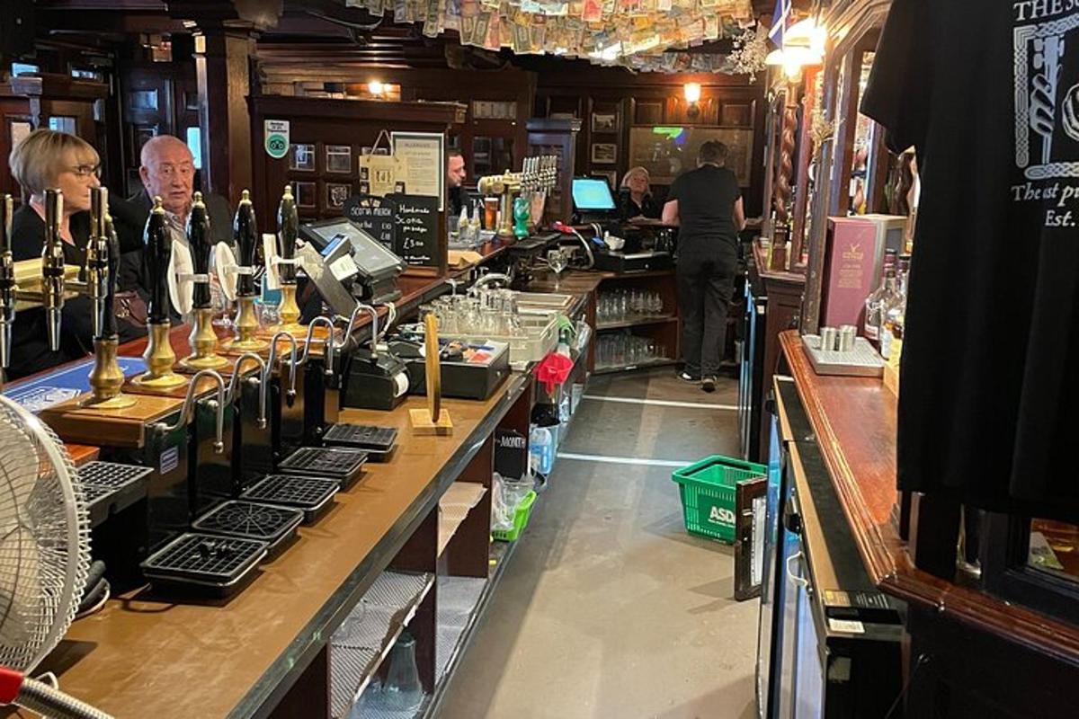 bar með fullt af vínflöskum