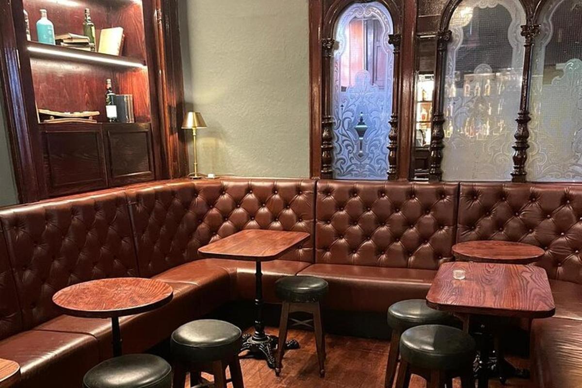 bar með brúnum leðursófa og stólum