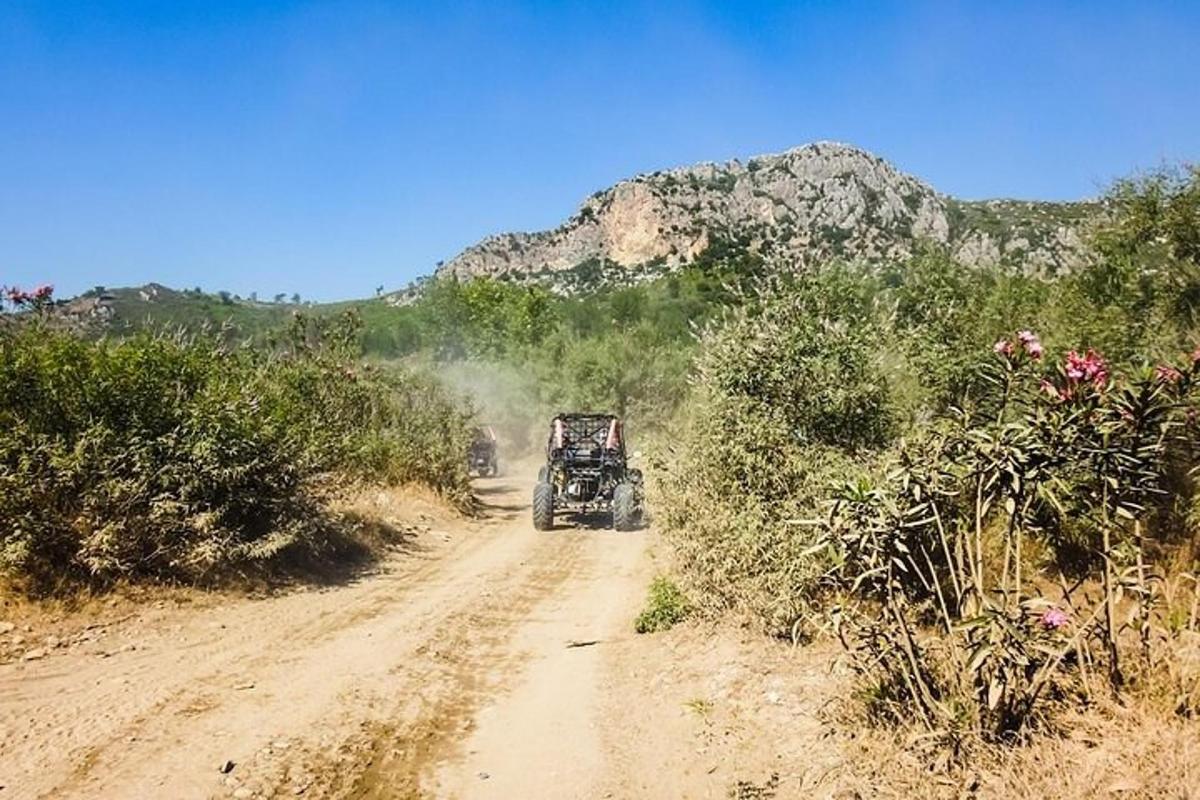 isang jeep na nagmamaneho sa maruming kalsada