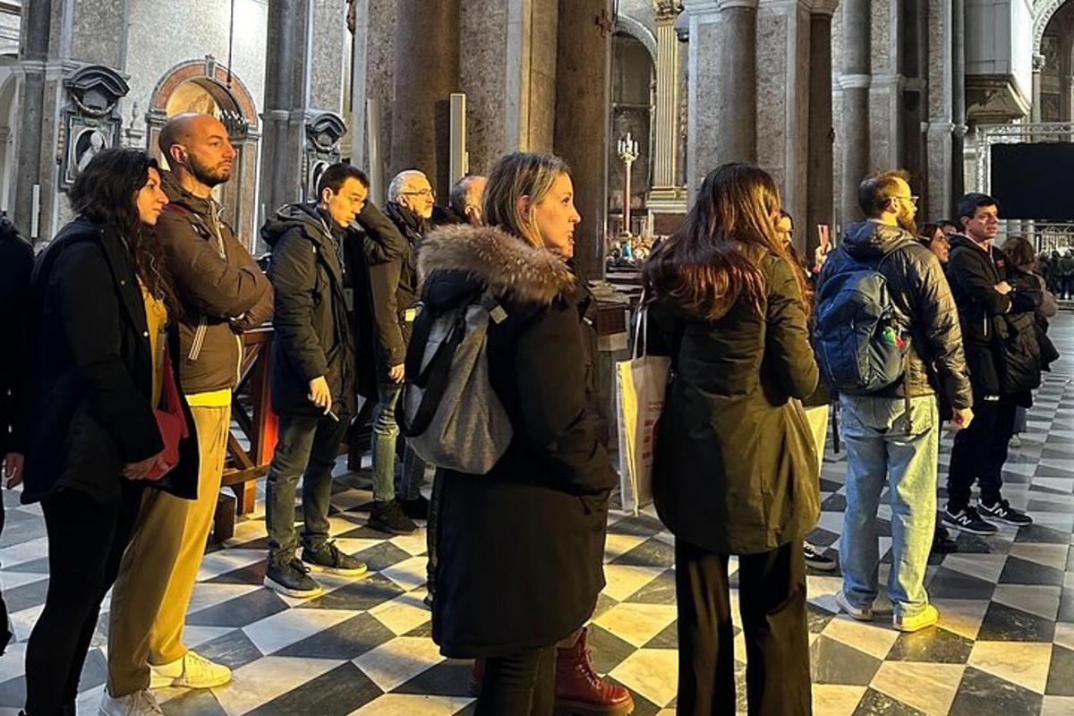 un gruppo di persone in piedi in una cattedrale
