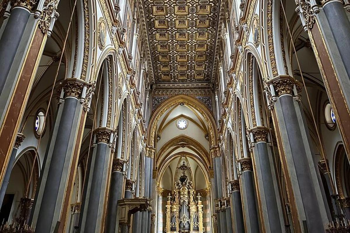 una grande cattedrale con colonne e soffitto