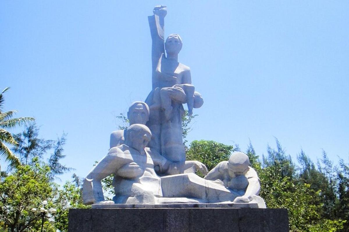 una estàtua d'un grup de persones a sobre