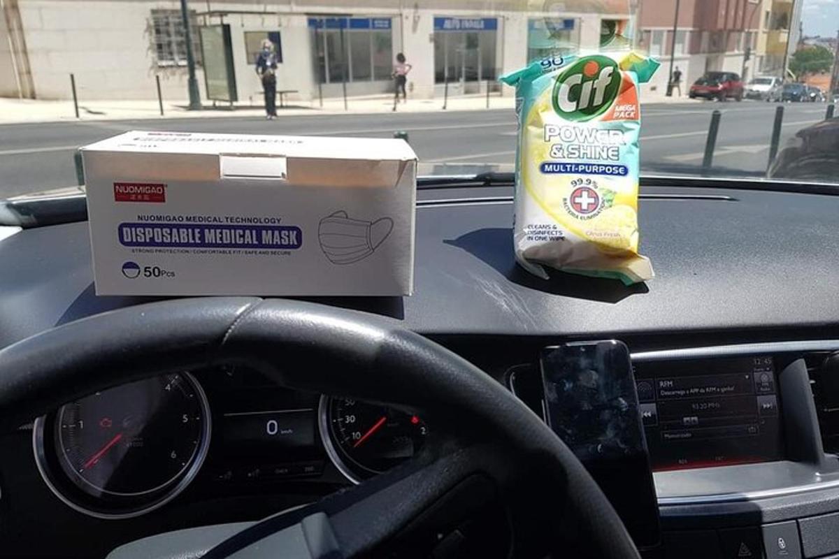 Mælaborð bíls með kassa af örgjörvum og kassa