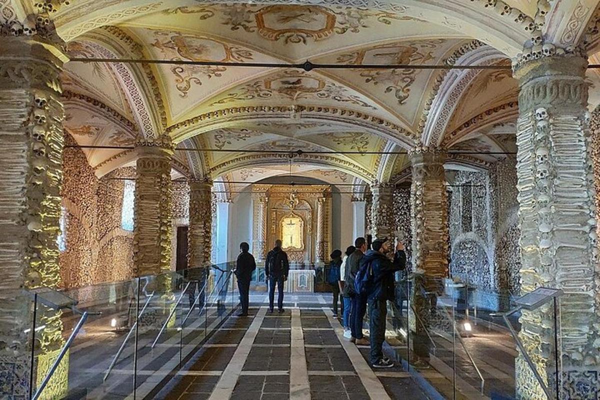 skupina ljudi, ki stojijo v veliki stavbi