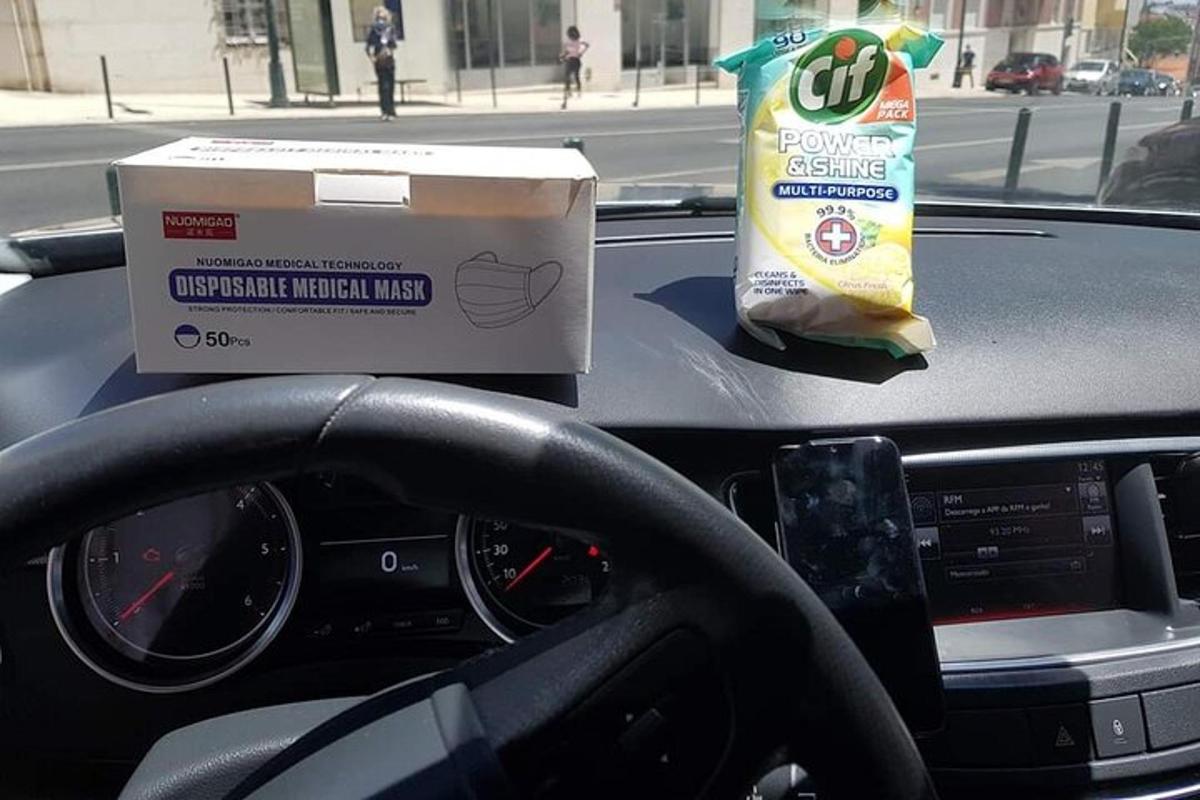 Mælaborð bíls með kassa af örgjörvum og kassa