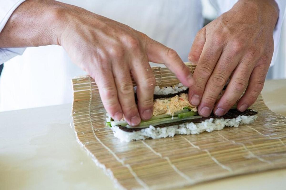 một người đang làm bánh sandwich trên thớt