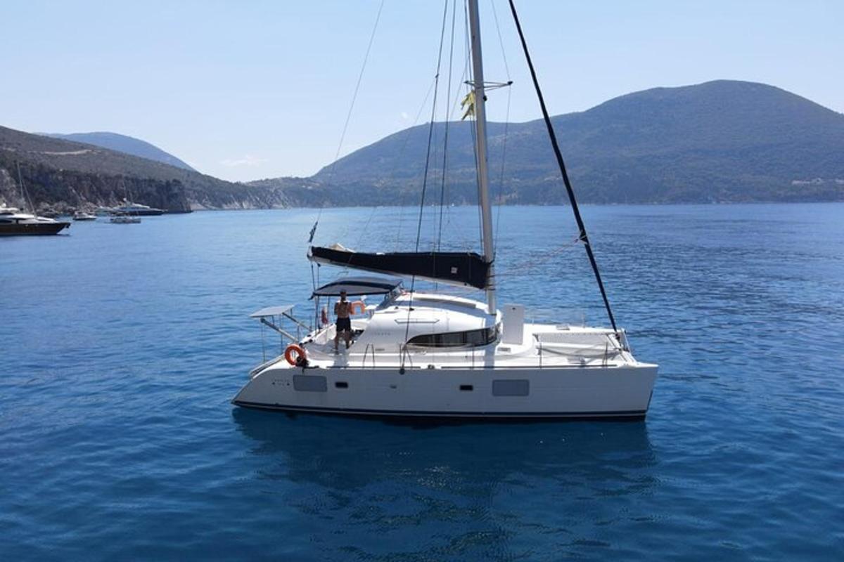 ένα λευκό ιστιοφόρο στη μέση του νερού