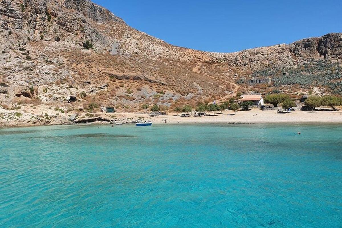 μια παραλία με γαλάζια νερά και ένα βουνό