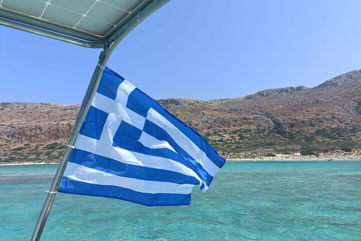 Ελληνική σημαία σε βάρκα στο νερό