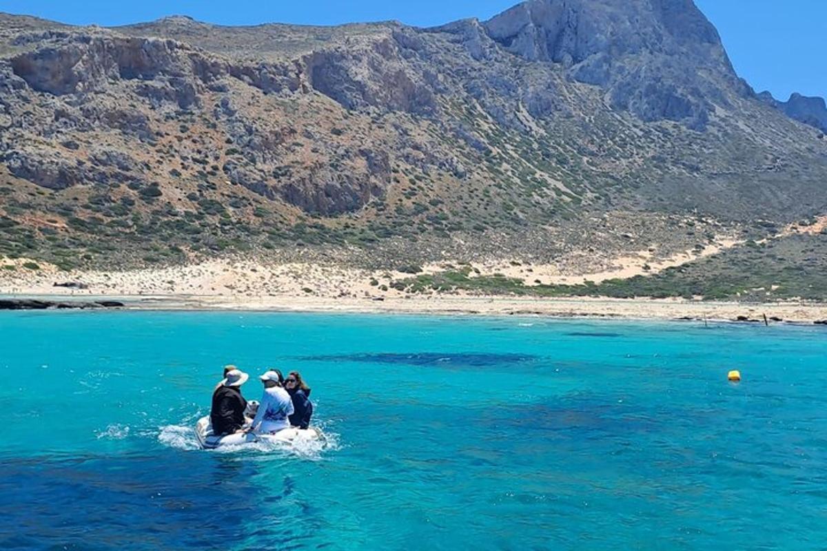 τρία άτομα σε μια βάρκα στο νερό