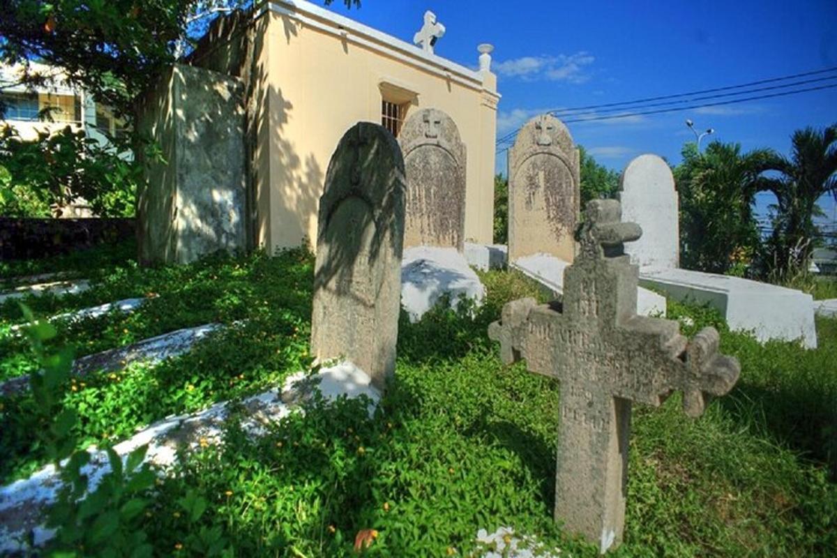 un cimitero con una croce davanti a una chiesa