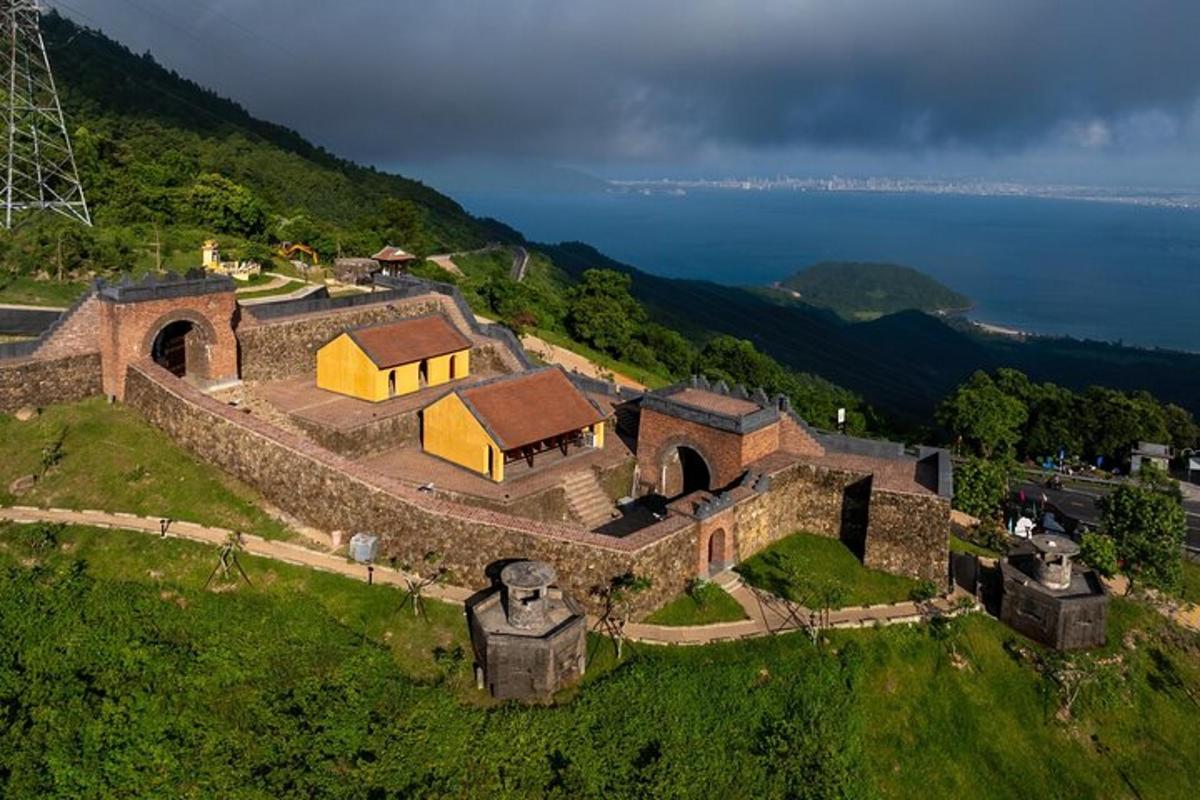 um prédio antigo em uma colina perto do oceano