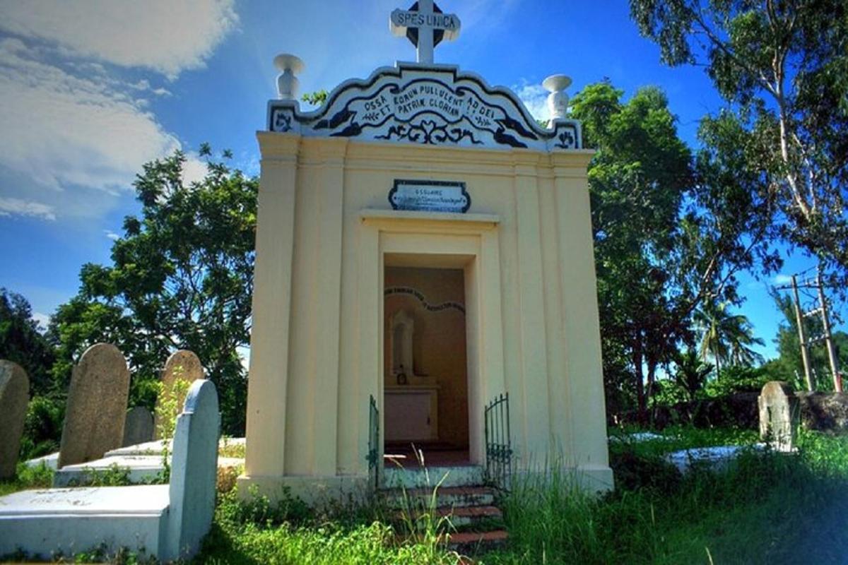 malá kaple na hřbitově s křížem na vrcholu