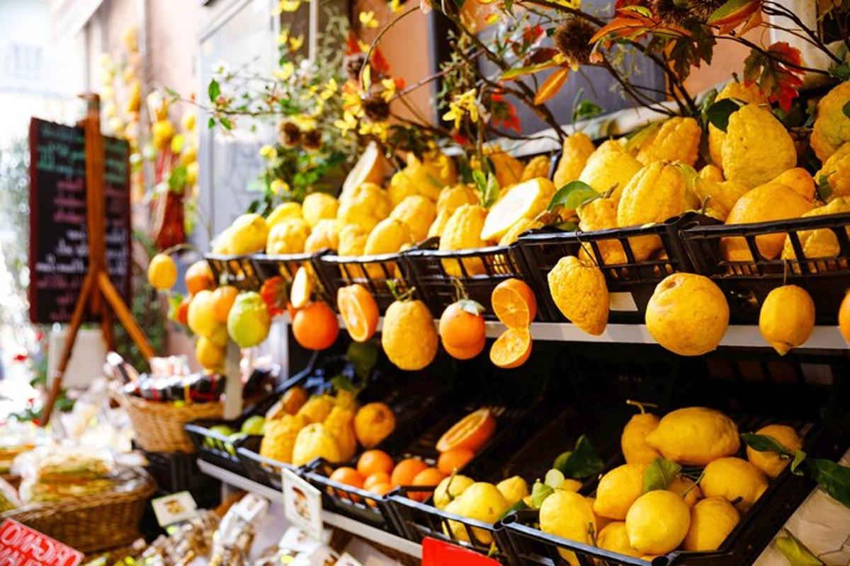 un étalage de fruits et légumes dans un magasin