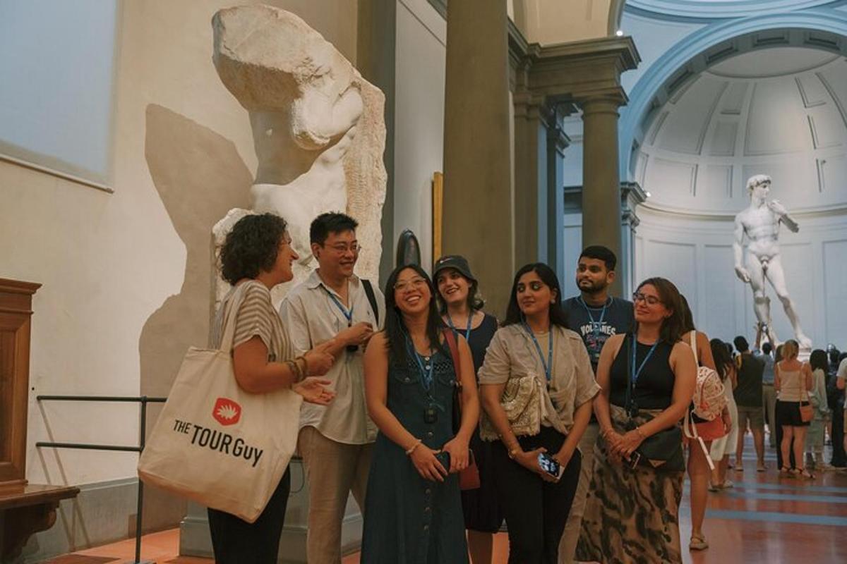 eine Gruppe von Menschen steht vor einer Skulptur in einem Museum