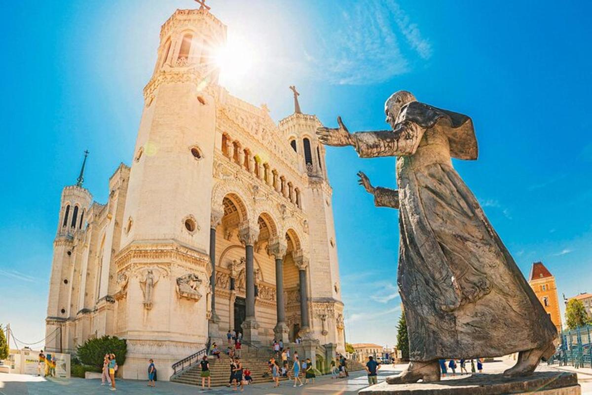 una estatua de una mujer frente a un edificio