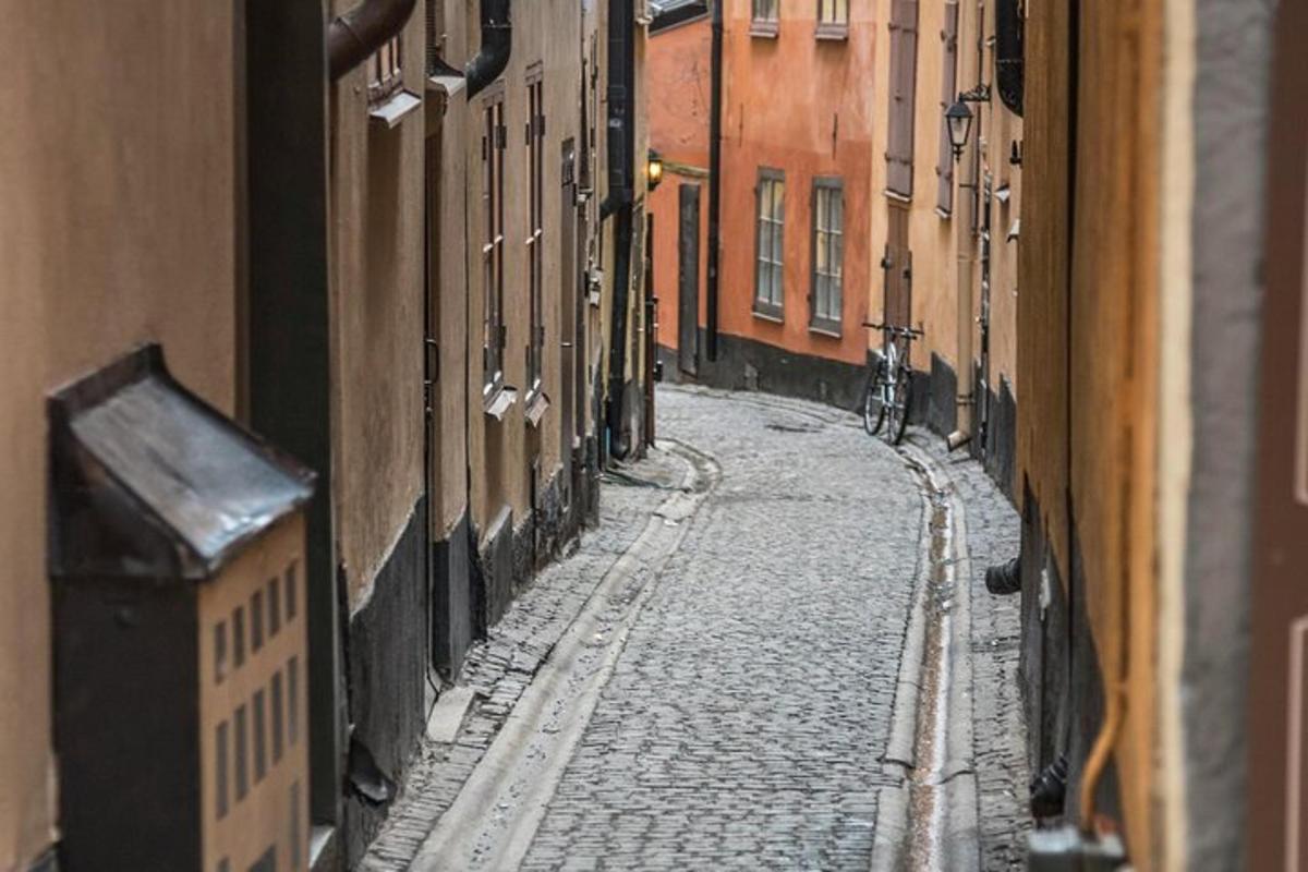 an empty street in an alley between two buildings