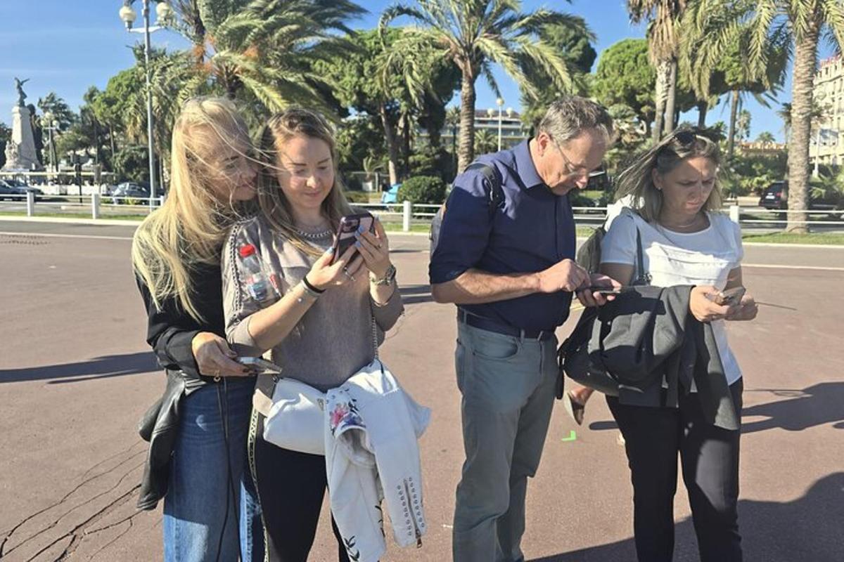 קבוצת אנשים מסתכלים על הטלפונים הסלולריים שלהם
