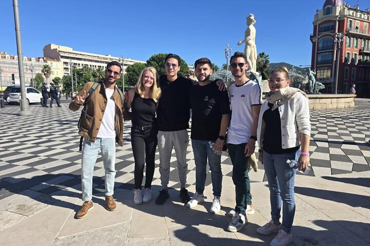 un grup de persones posant per a una foto en una plaça