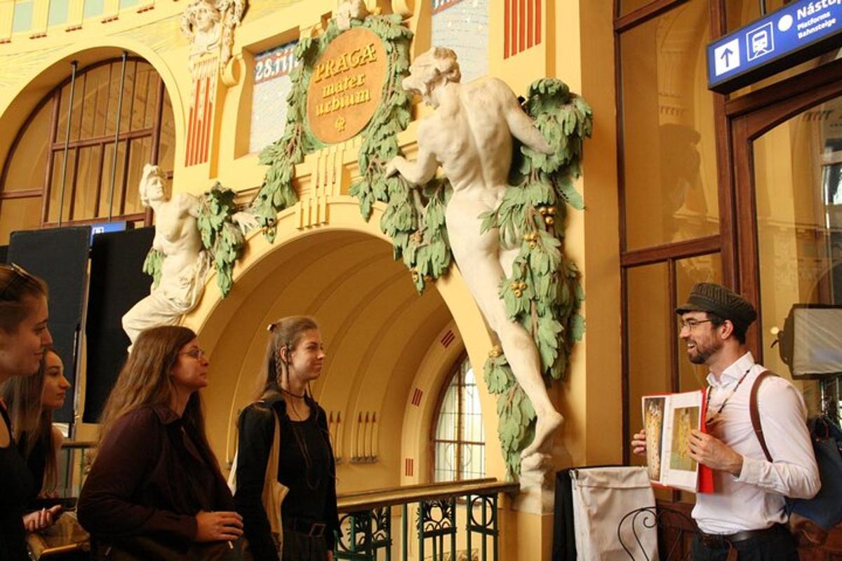 un gruppo di persone in piedi davanti a una statua