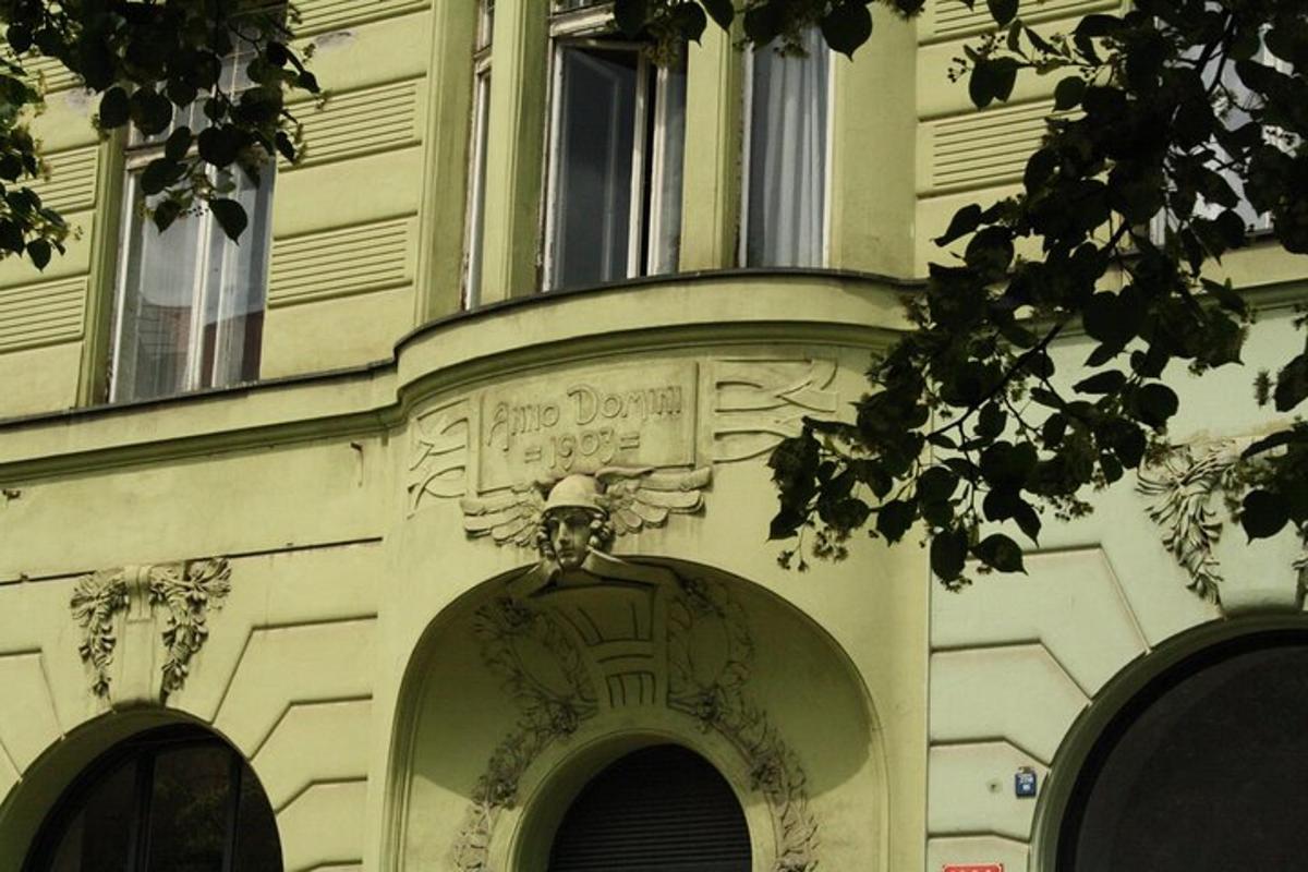 un edificio con una statua sul lato