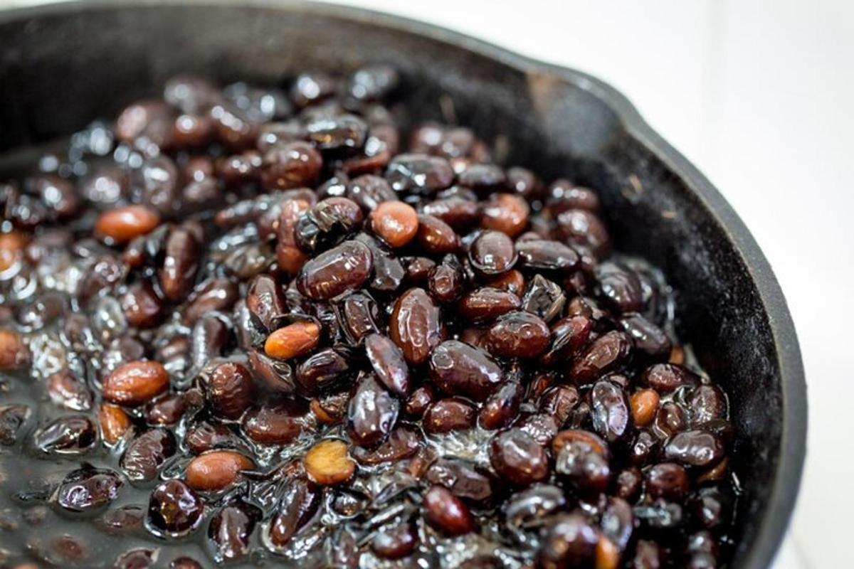sekumpulan kacang dalam kuali hitam
