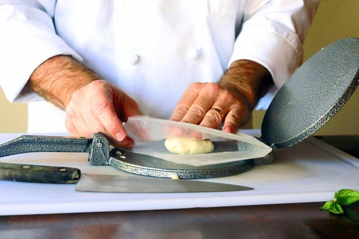 tukang masak memotong bawang dengan pisau di atas papan pemotong
