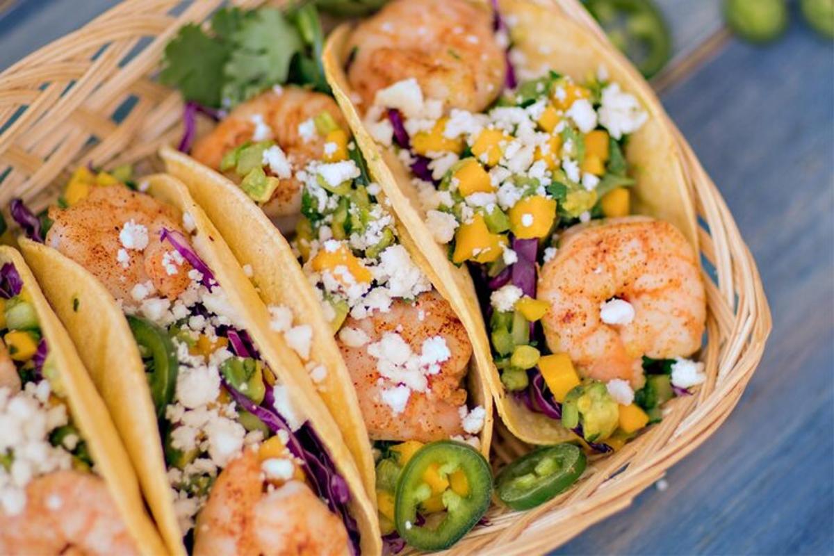 bakul berisi taco dengan udang dan sayur-sayuran
