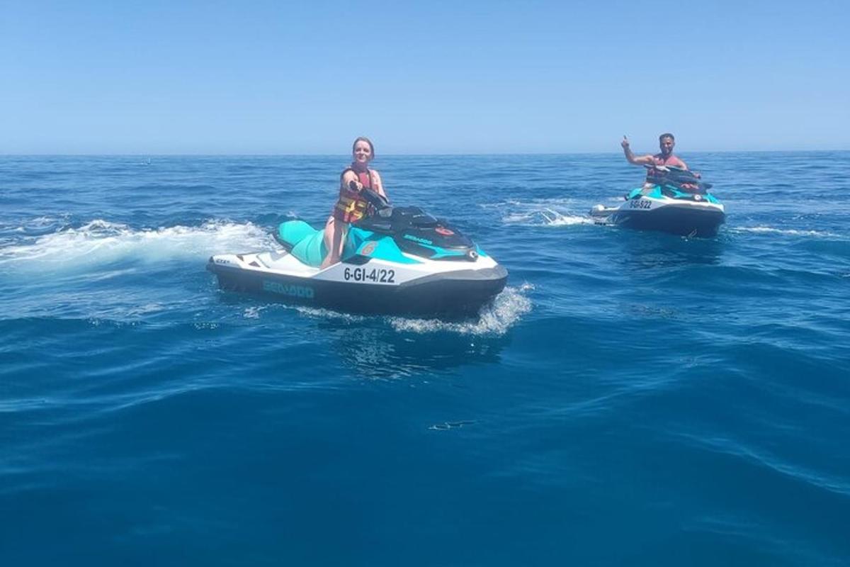 dva lidé jedoucí na raftu ve vodě