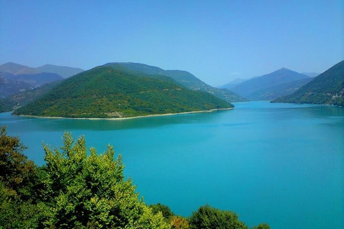 ένα μεγάλο υδάτινο σώμα με δέντρα και βουνά