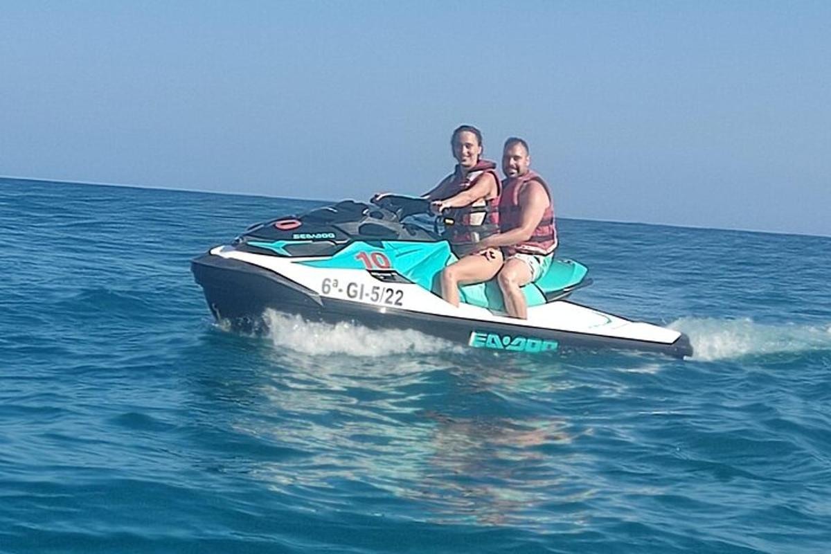 dva muži jedoucí na vodním skútru ve vodě