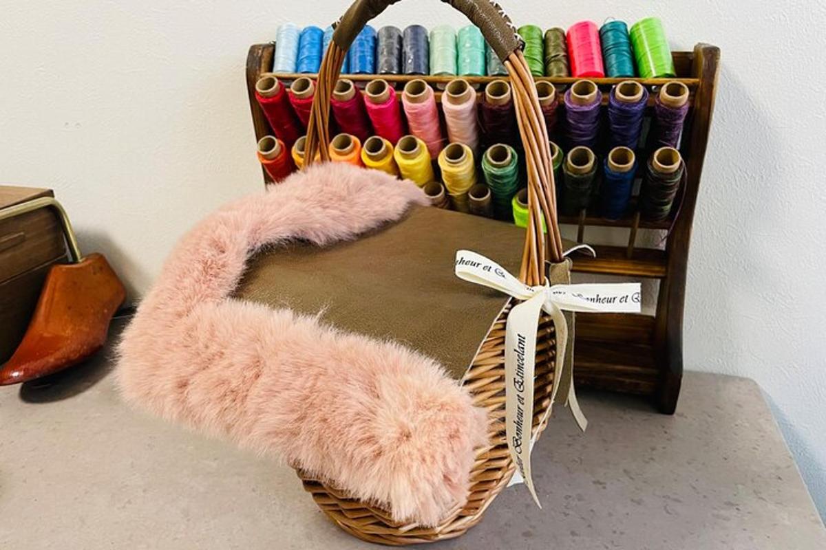 un cesto di vimini pieno di tantissimi ciotole di colori diversi