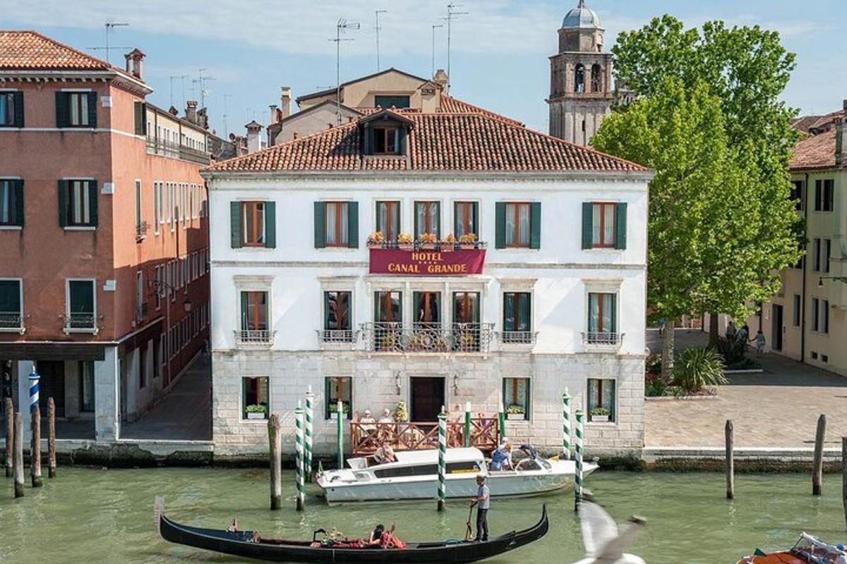 una gondola in acqua davanti a un edificio
