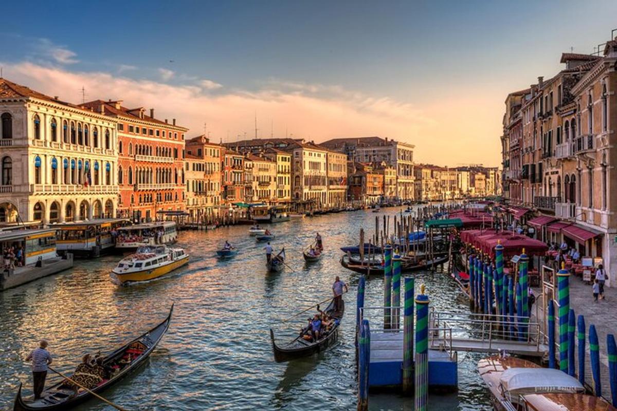 un gruppo di gondole in un canale in una città