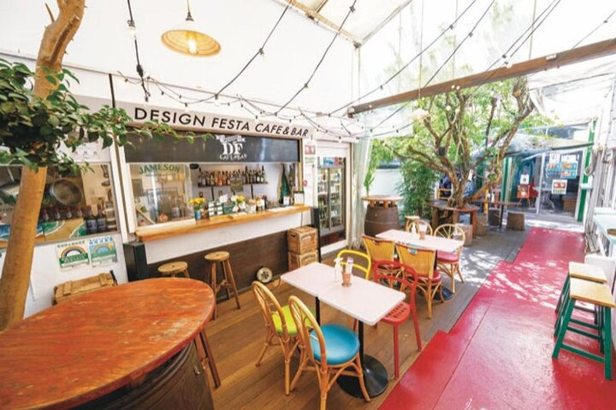 un ristorante con tavoli e sedie e un bar
