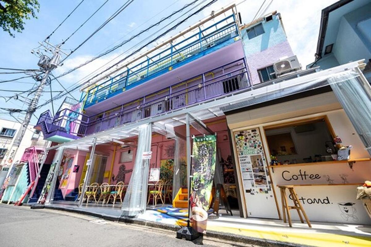 un edificio con un bar sul lato di una strada