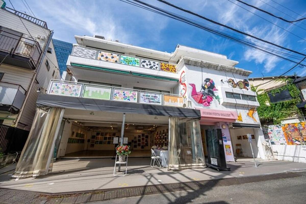 un edificio con un cartello sul lato