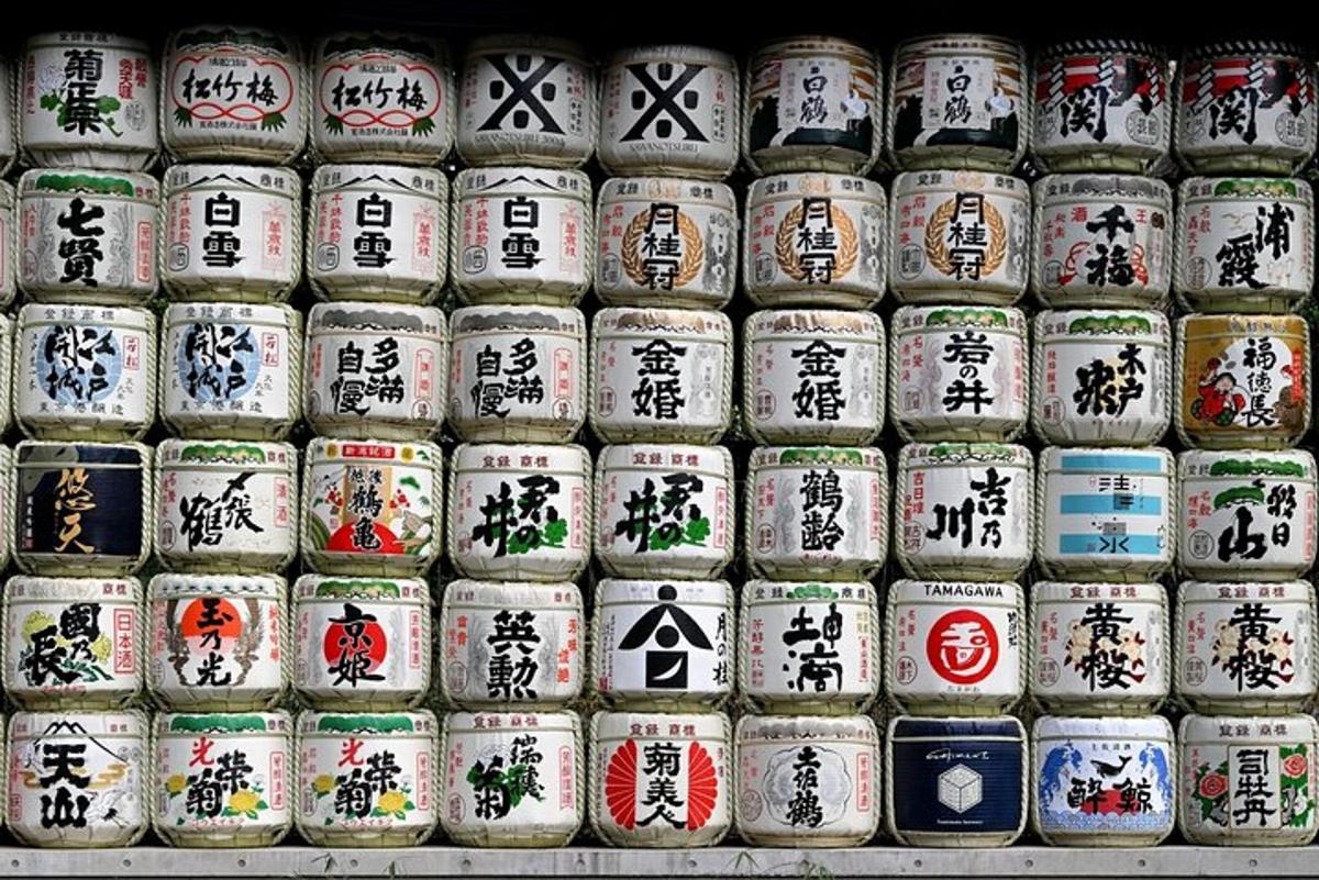 una fila di cibi in scatola con scritte asiatiche sopra