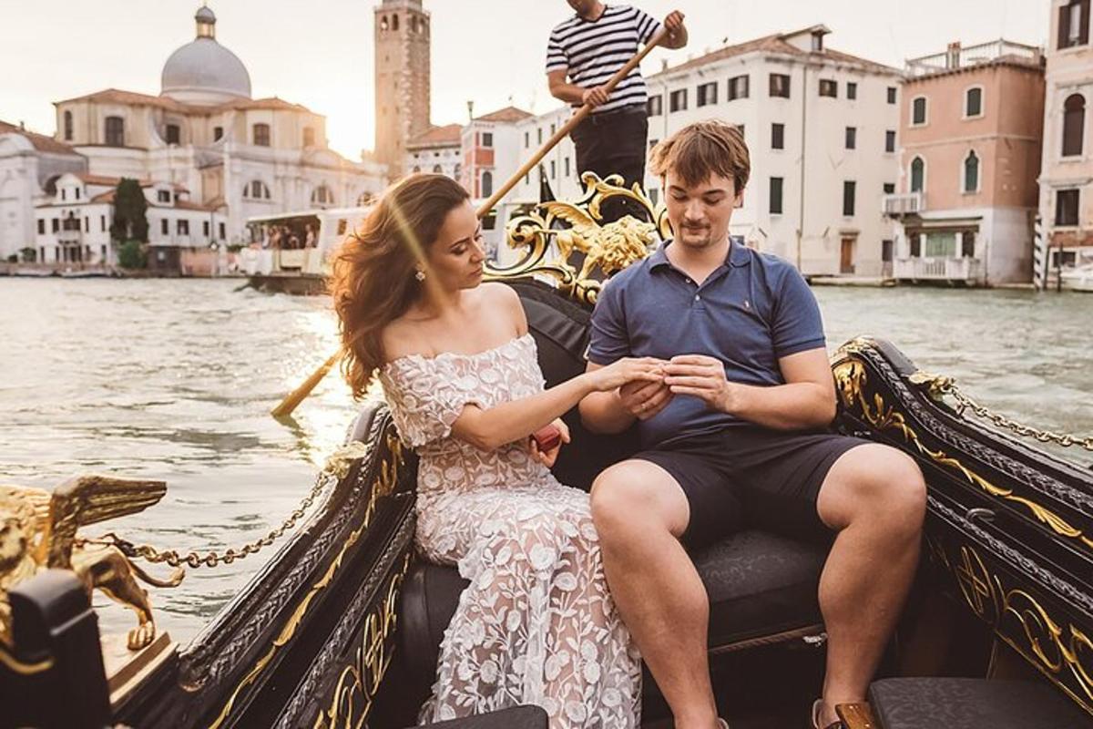 seorang lelaki dan seorang wanita duduk di atas gondola