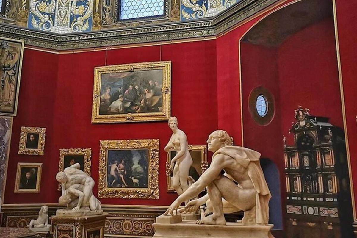 muzeum se sochou v místnosti s obrazy