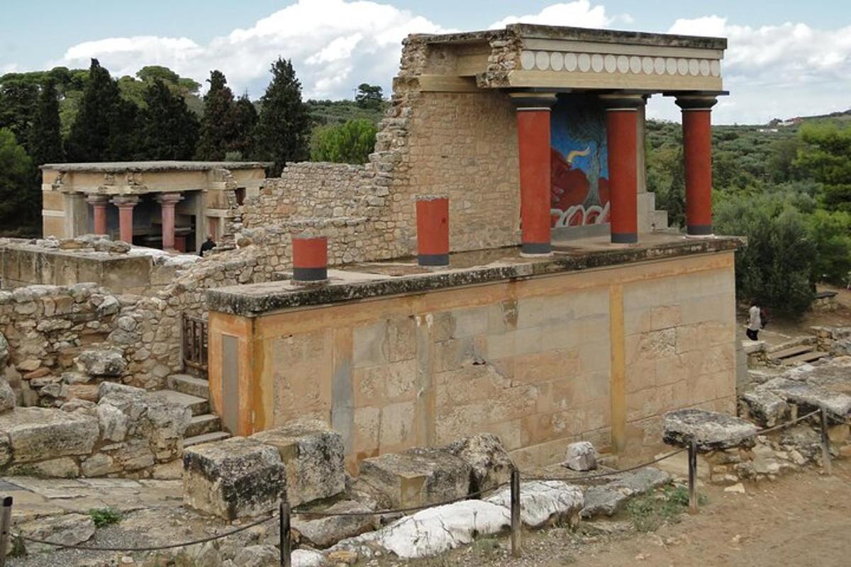 赤い柱が頂上にある古代の建物