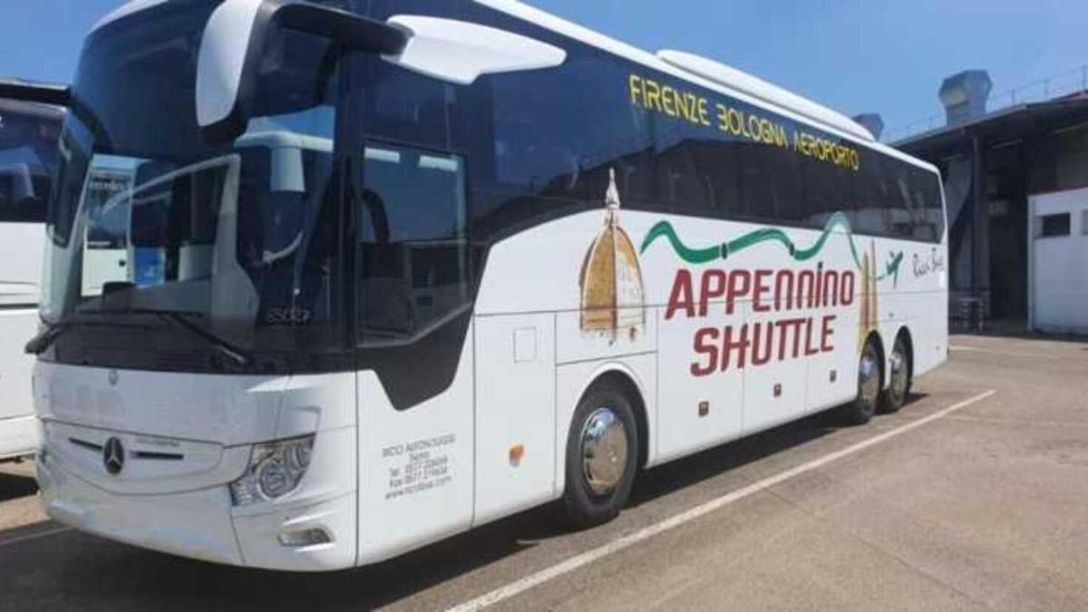 velik bel avtobus parkiran na parkirišču