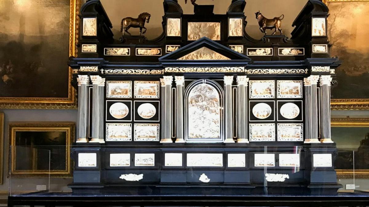una mostra di un orologio in un museo