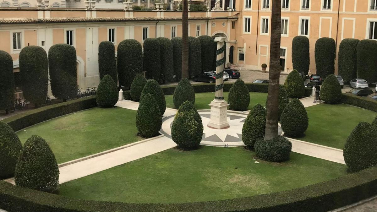 una vista aerea di un giardino in un edificio